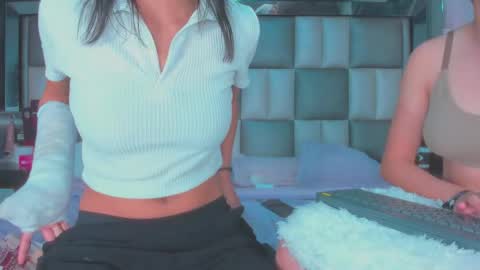 Snapshot of catalina_jade chatting on 11-11-25, 02:17 Cata online show from 11-11-25, 02:17