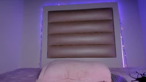 Snapshot of catalina_jade chatting on 06-18-26, 02:54 Cata online show from 06-18-26, 02:54