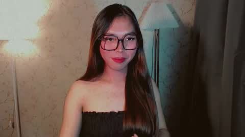 Snapshot of catherine_365 chatting on 10-17-25, 05:15 catherine_365 online show from 10-17-25, 05:15