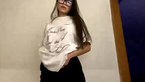 Snapshot of catherinepirs chatting on 05-15-26, 06:37 catherinepirs online show from 05-15-26, 06:37