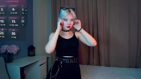 Mia online show from 04-06-26, 11:11