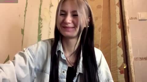 Snapshot of catinagaznes chatting on 10-09-25, 09:13 Lola online show from 10-09-25, 09:13