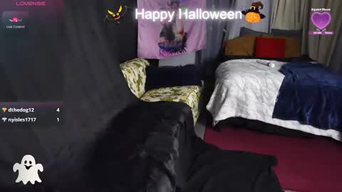 Snapshot of ccgreysweatpants chatting on 10-29-25, 04:37 WHAT CAN YOU GET US TO DO online show from 10-29-25, 04:37