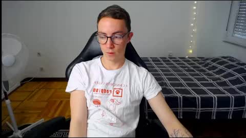 Snapshot of charlieseyer chatting on 05-18-26, 07:36 carlos reyes online show from 05-18-26, 07:36