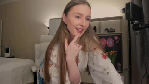 CharlottaWells online show from 03-08-25, 02:40