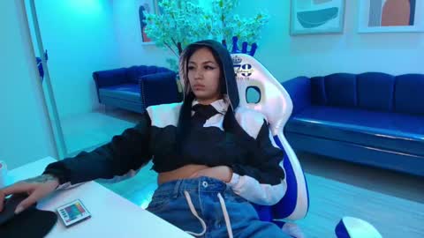 Snapshot of charlotte_etthan chatting on 01-25-25, 09:36 Charlotte online show from 01-25-25, 09:36