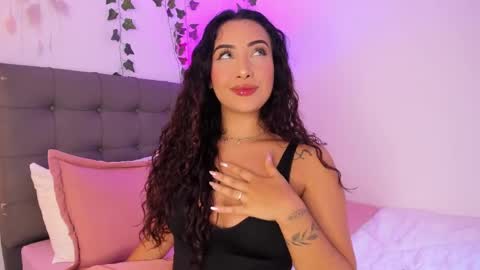 Snapshot of charlotte_jamees chatting on 02-23-25, 10:31 Charlotte james online show from 02-23-25, 10:31