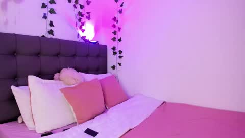 Snapshot of charlotte_jamees chatting on 03-07-25, 01:31 Charlotte james online show from 03-07-25, 01:31