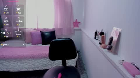 Snapshot of charlotte_jones21 chatting on 12-19-24, 06:01 Laura online show from 12-19-24, 06:01