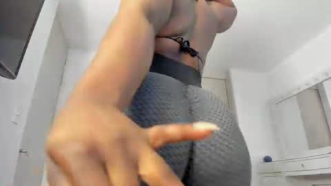 Snapshot of charlotte_tiller chatting on 06-18-26, 06:02 Yuli online show from 06-18-26, 06:02