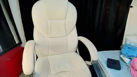 charlotte_walker1 online show from 09-10-25, 04:23