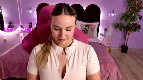 Snapshot of charlotteatwood chatting on 06-22-26, 04:04 charlotteatwood online show from 06-22-26, 04:04