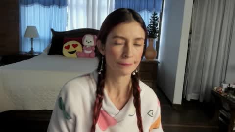 Snapshot of charlottewillson chatting on 01-05-26, 10:13 Charlotte online show from 01-05-26, 10:13