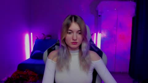 Snapshot of chatur_lady_ chatting on 01-17-25, 11:17 Betty online show from 01-17-25, 11:17