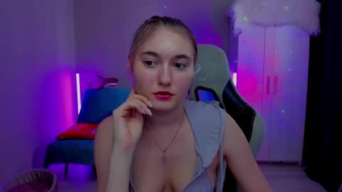 Snapshot of chatur_lady_ chatting on 02-15-25, 07:16 Betty online show from 02-15-25, 07:16