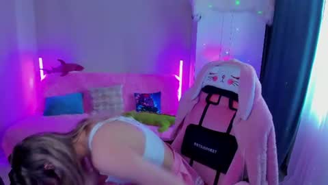 Snapshot of chatur_lady_ chatting on 06-17-26, 02:14 Betty online show from 06-17-26, 02:14
