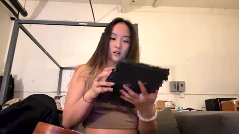 Snapshot of chellybear101 chatting on 12-16-24, 02:25 chellybear101 online show from 12-16-24, 02:25