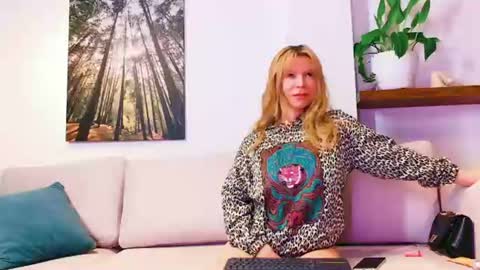 Snapshot of cherrycoloured chatting on 08-07-26, 01:35 Anna online show from 08-07-26, 01:35