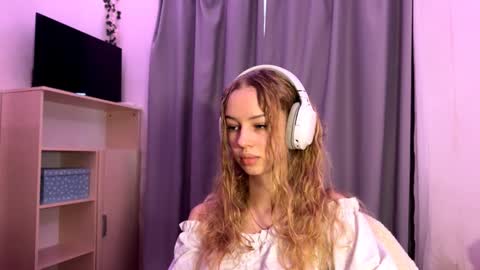 Evie online show from 10-14-25, 05:08