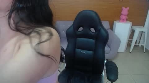 Snapshot of chinatsu_t chatting on 11-16-25, 01:17 Kelly online show from 11-16-25, 01:17