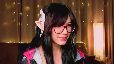 Snapshot of chiquitabures chatting on 01-15-26, 06:55 Leyna online show from 01-15-26, 06:55