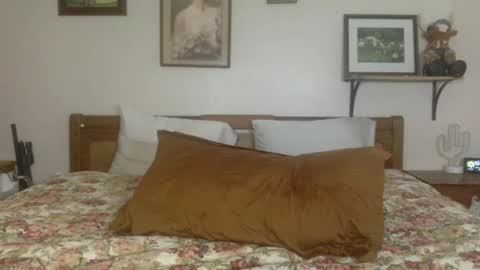 Snapshot of chloe_and_dic chatting on 02-10-25, 05:03 chloe and dic online show from 02-10-25, 05:03