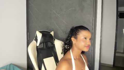 Snapshot of chloe_evans21 chatting on 06-25-26, 11:53 chloe online show from 06-25-26, 11:53