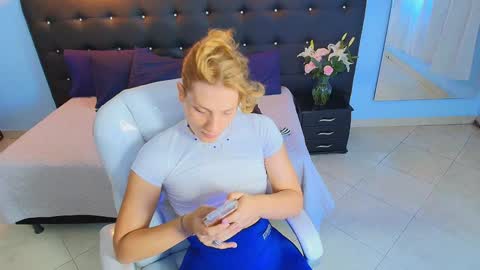 Snapshot of chloe_goddes chatting on 12-11-24, 08:39 CHLOE online show from 12-11-24, 08:39