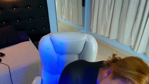 Snapshot of chloe_goddes chatting on 12-21-24, 01:15 CHLOE online show from 12-21-24, 01:15