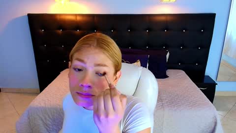 Snapshot of chloe_goddes chatting on 12-27-24, 08:50 CHLOE online show from 12-27-24, 08:50