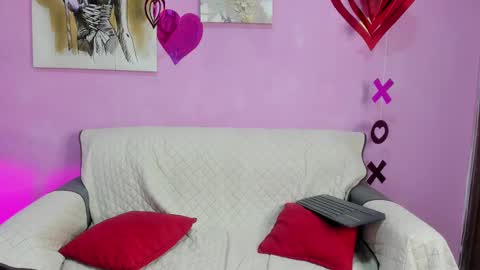 Snapshot of chloe_madisson chatting on 02-14-25, 02:33 chloe online show from 02-14-25, 02:33