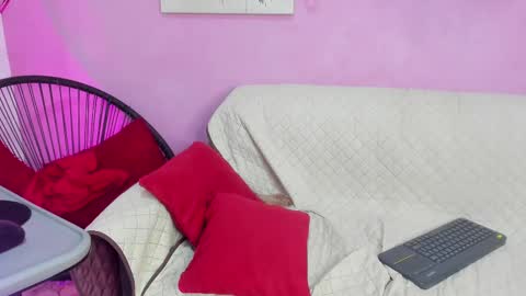 Snapshot of chloe_madisson chatting on 02-15-25, 04:45 chloe online show from 02-15-25, 04:45