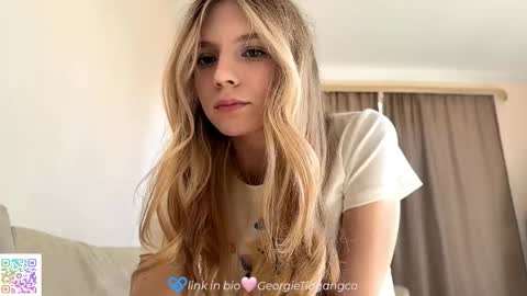 Snapshot of chloe_show chatting on 10-13-25, 11:43 hloe online show from 10-13-25, 11:43