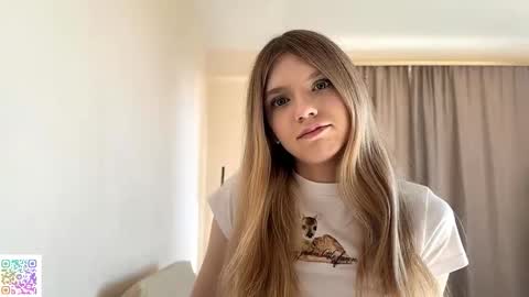 Snapshot of chloe_show chatting on 10-17-25, 11:24 hloe online show from 10-17-25, 11:24