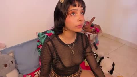 Snapshot of chloe_watson_ chatting on 06-18-26, 05:17 online show from 06-18-26, 05:17