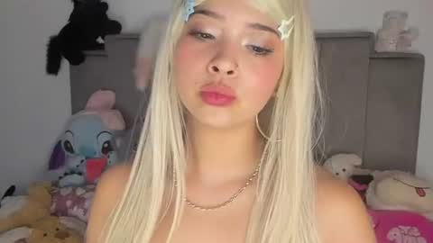 Snapshot of chloe_watson_ chatting on 07-06-26, 03:36 online show from 07-06-26, 03:36