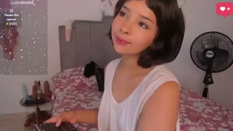Snapshot of chloe_watson_ chatting on 07-10-26, 06:32 online show from 07-10-26, 06:32