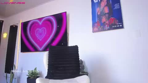Im Chloe    independent account      online show from 07-13-26, 06:00