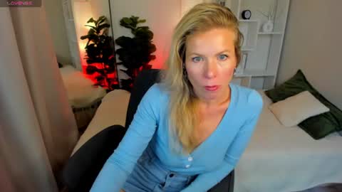 Snapshot of chloeblurr chatting on 06-18-26, 06:56 Julia online show from 06-18-26, 06:56
