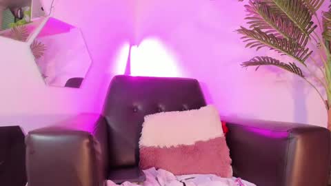 Snapshot of chloee_adams_ chatting on 02-19-25, 12:03 Chloe online show from 02-19-25, 12:03