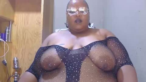 Snapshot of chocolovebbw1986 chatting on 12-19-25, 10:00 XSEXYBBW69 online show from 12-19-25, 10:00