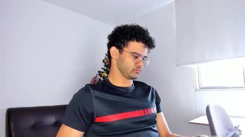 Im Chirs IM MODEL INDEPENDT online show from 11-27-25, 03:25