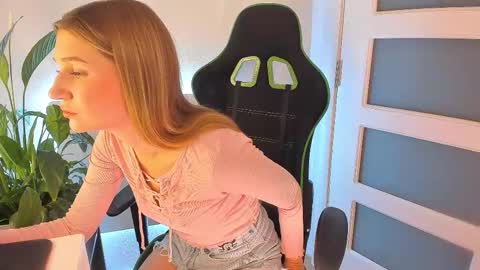 Snapshot of christine_cardo chatting on 09-27-25, 09:42 Christine Cardo online show from 09-27-25, 09:42