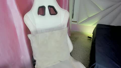 Snapshot of cieloo_ chatting on 12-01-25, 11:54 CIELO online show from 12-01-25, 11:54