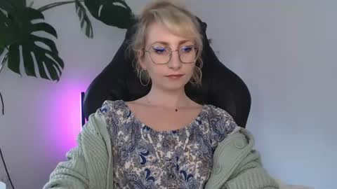 Snapshot of cinderellamoon chatting on 06-19-26, 05:45 Cinderella online show from 06-19-26, 05:45