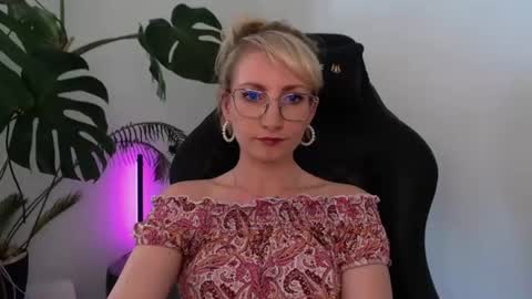 Snapshot of cinderellamoon chatting on 06-24-26, 12:26 Cinderella online show from 06-24-26, 12:26