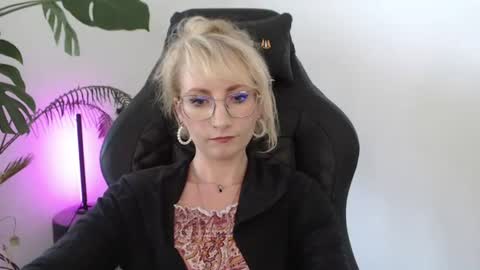 Snapshot of cinderellamoon chatting on 07-14-26, 10:21 Cinderella online show from 07-14-26, 10:21