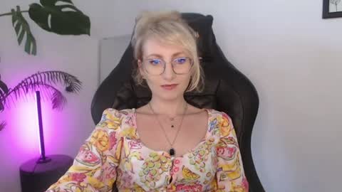 Snapshot of cinderellamoon chatting on 07-17-26, 05:47 Cinderella online show from 07-17-26, 05:47