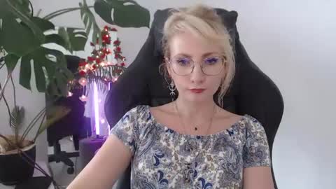 Snapshot of cinderellamoon chatting on 07-20-26, 12:29 Cinderella online show from 07-20-26, 12:29