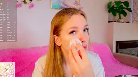 Snapshot of cindyreming01 chatting on 10-05-25, 06:23 indy online show from 10-05-25, 06:23